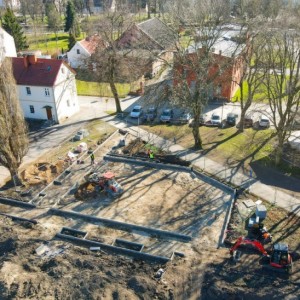 Nowy Dwór Gdański. Nowy plac zabaw i zmiany przy ŻOK-u. Trwa przebudowa przestrzeni w centrum miasta