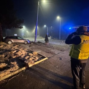 Ponad 1,5 promila alkoholu w organizmie miał kierujący, który w nocy stracił panowanie nad pojazdem i uderzył w słup oświetleniowy.
