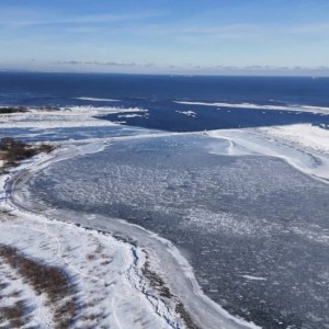 Mewia Łacha. Zagubiony mężczyzna ewakuowany z oblodzonej plaży przy Ujściu Wisły.