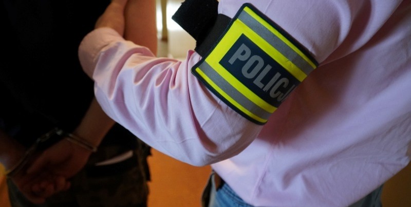 Nowy Dwór Gd. Policyjna interwencja zakończona ujawnieniem narkotyków u kierowcy i pasażera. Kierujący prowadził pojazd pod ich działaniem.