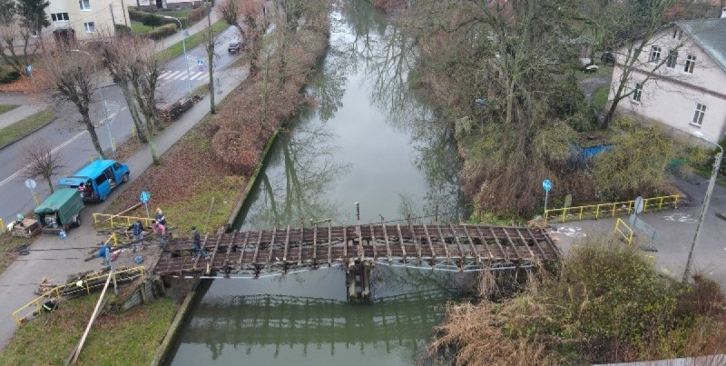 Gmina Nowy Dwór Gdański rozpoczęła kolejną inwestycję – trwa demontaż kładki Chrobrego–Sienkiewicza