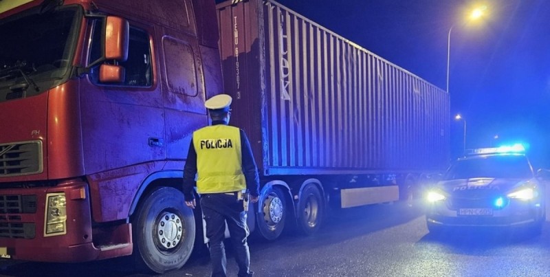 Policjantki z drogówki w Nowym Dworze Gdańskim zatrzymały 28-letniego kierowcę ciężarówki, który był pod wpływem narkotyków i miał przy sobie marihuanę.