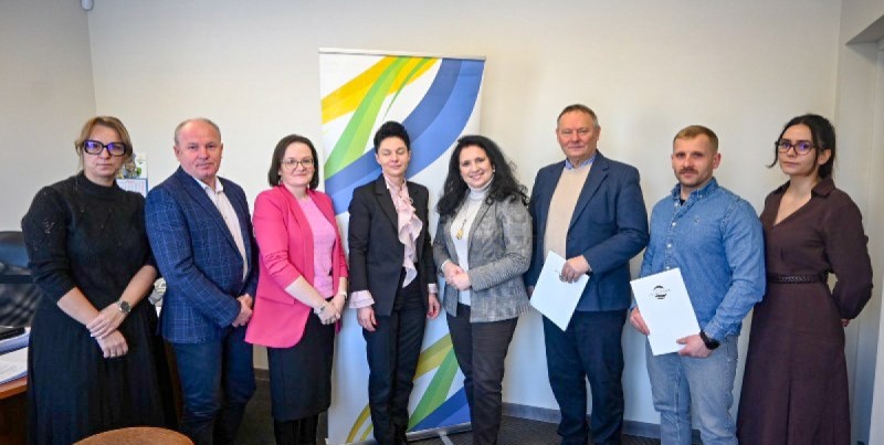 Powiat inwestuje w infrastrukturę oświatową. Podpisano umowy na przebudowę budynku filialnego liceum