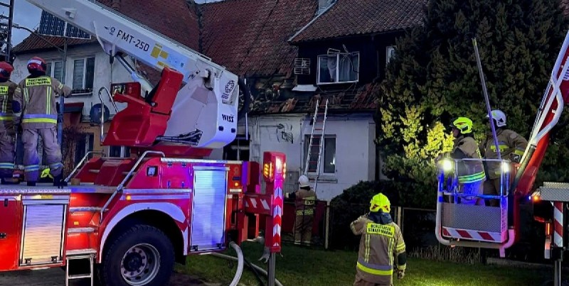 Pożar domu jednorodzinnego w Jazowej. 20 osób ewakuowało się przed przyjazdem służb