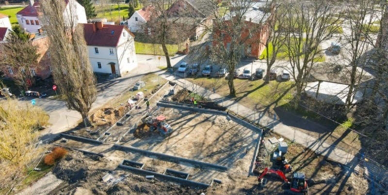 Nowy Dwór Gdański. Nowy plac zabaw i zmiany przy ŻOK-u. Trwa przebudowa przestrzeni w centrum miasta