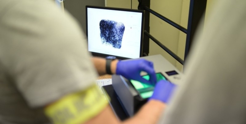 Policjanci zatrzymali 19-latka podejrzanego o wymuszanie korzyści majątkowych groźbami.