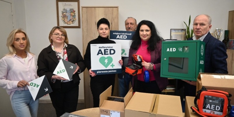Powiat Nowodworski wyposaża instytucje w defibrylatory AED. Nowy sprzęt zwiększy bezpieczeństwo mieszkańców