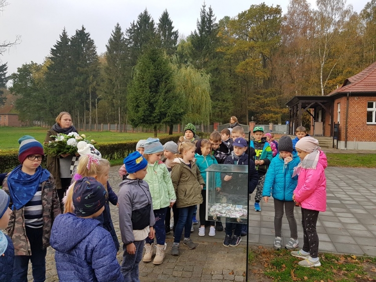 Wzięli udział w akcji &quot;Szkoła pamięta&quot; zapalili znicze w Kl Stutthof.