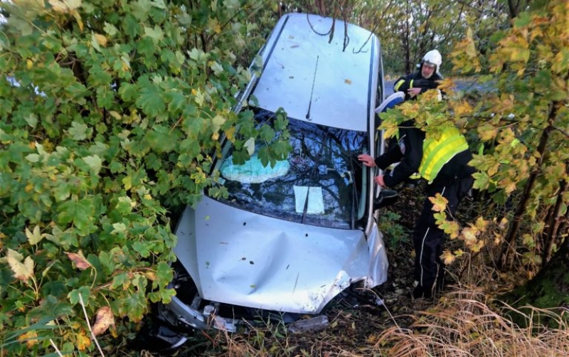 Matka z dwójką dzieci trafiła do szpitala.  Auto wypadło z drogi. Wybicko gm. Stegna - 23.10.2018