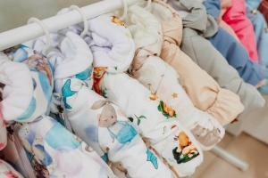 Bezpieczeństwo i styl: Na co zwracać uwagę, wybierając hurtownię odzieży niemowlęcej?