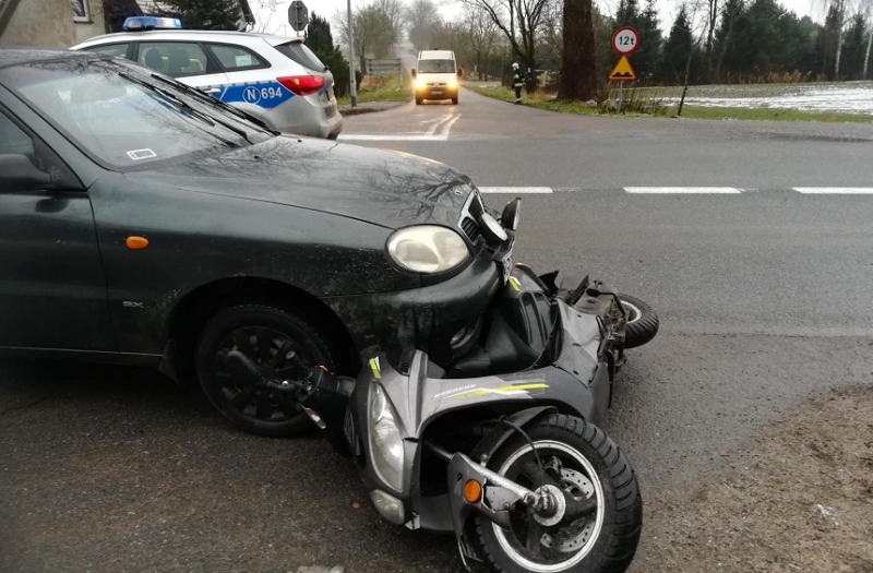 Wypadek w Sztutowie. Samochód uderzył w skuter. Poszkodowany trafił do szpitala.