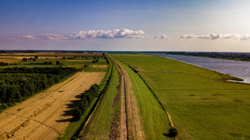 Trwa budowa ścieżki rowerowej po wale przeciwpowodziowym rzeki Wisły od Drewnicy do Mikoszewa.