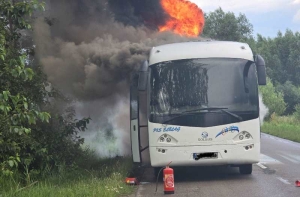 Pożar autobusu przed Marzęcinem, droga zablokowana w obu kierunkach