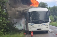 Pożar autobusu przed Marzęcinem, droga zablokowana w obu kierunkach