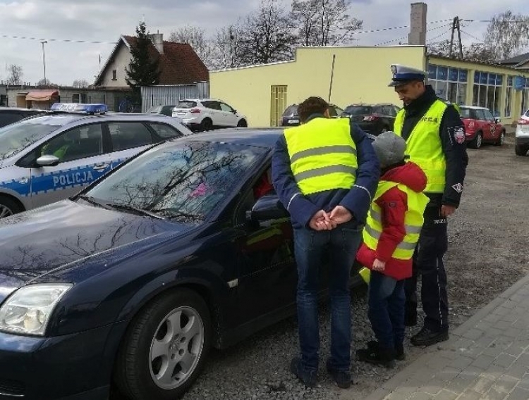 Nowy Dwór Gdański. Policjanci rozdawali kamizelki odblaskowe.