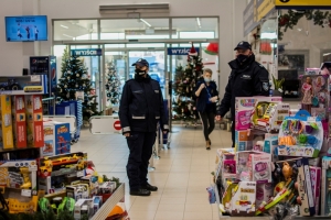 Przed świętami Bożego Narodzenia możemy zaobserwować większy ruch w sklepach. Apelujemy o przestrzeganie obostrzeń!