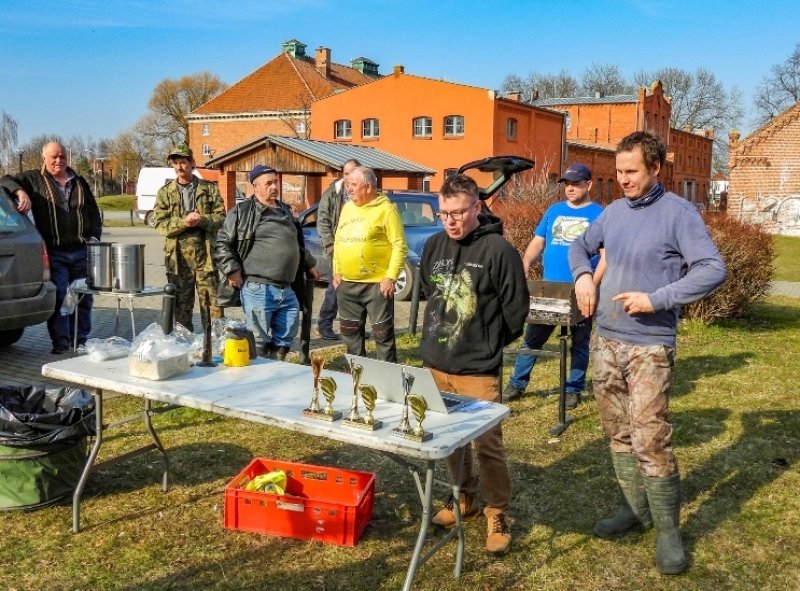 Zebrano pieniądze dla pana Zbyszka. Sezon w nowodworskim kole PZW otwarty.