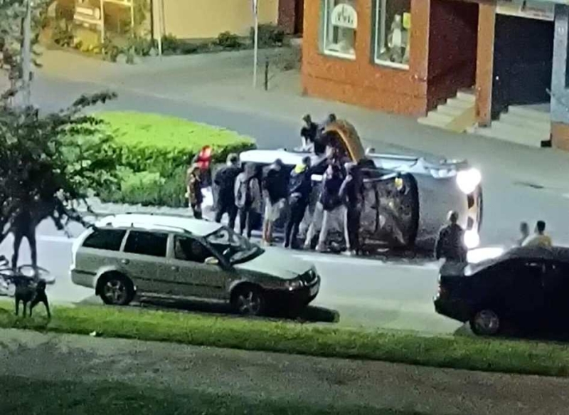 Dachowanie w centrum Nowego Dworu Gdańskiego. Policjanci zatrzymali młodemu kierującemu prawo jazdy.   Do groźnie wyglądającego zdarzenia doszło po godzinie 23:00 w Nowym Dworze Gdańskim, gdzie młody kierujący nie dostosował prędkości do warunków pan