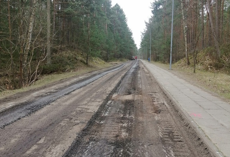 Sztutowo. 2 km odcinek drogi na plażę przechodzi remont.