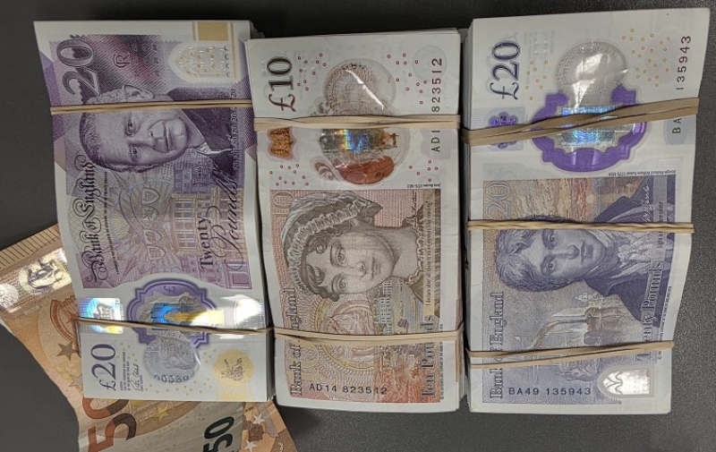 „Nic do zgłoszenia", a w bagażu tysiące funtów