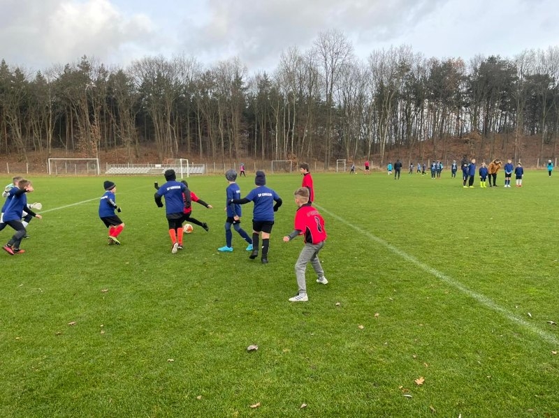 Turniej piłkarski w Stegnie. Finały powiatowe turnieju &quot;Z podwórka na stadion&quot; o puchar Tymbarku.