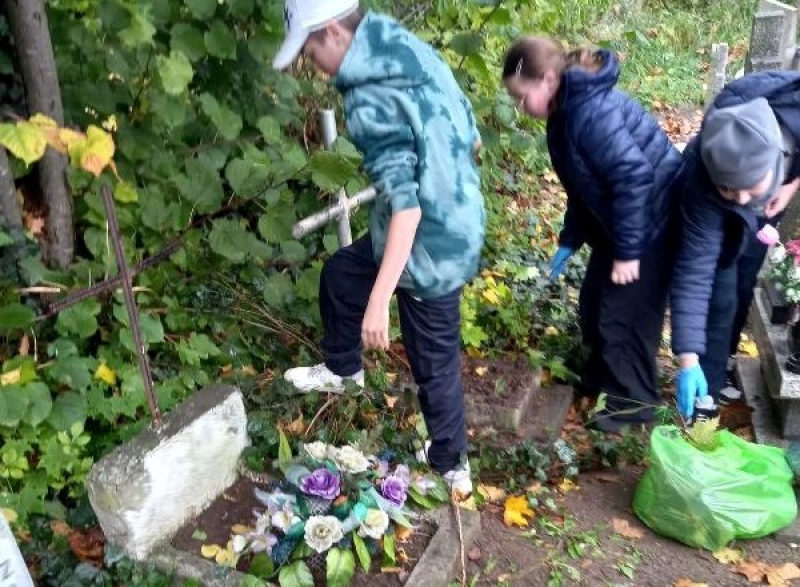 Nowodworscy uczniowie porządkują lokalne cmentarze. Wspólna lekcja pamięci i szacunku