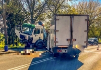 Stegna. Zderzenie czołowe busa z samochodem ciężarowym. 1 ofiara śmiertelna.