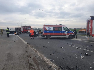 Radiowóz uderzył w drzewo. Wypadki i inne zdarzenia. Raport służb.