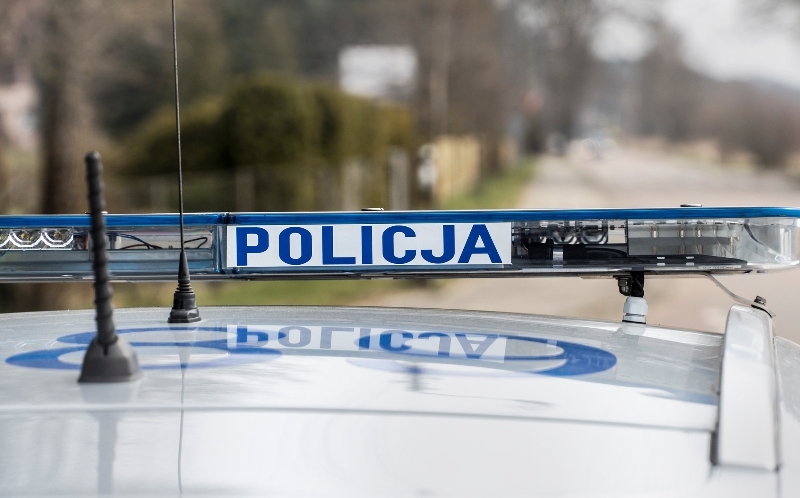 Policjanci zatrzymali 56- latka, który przywłaszczył portfel, a znalezioną w nim kartą wielokrotnie zapłacił za zakupy. Mężczyzna usłyszał 10 zarzutów.