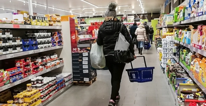 Polacy w tym roku na świąteczne zakupy spożywcze najczęściej przeznaczą średnio od 100 do 300 zł na osobę