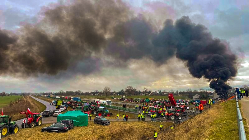 Żuławscy rolnicy rozpoczęli protest. Blokada S7 w obu kierunkach. Objazdy przez miasto.