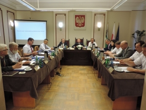 Powiat Nowodworski. Wotum zaufania i absolutorium udzielone.