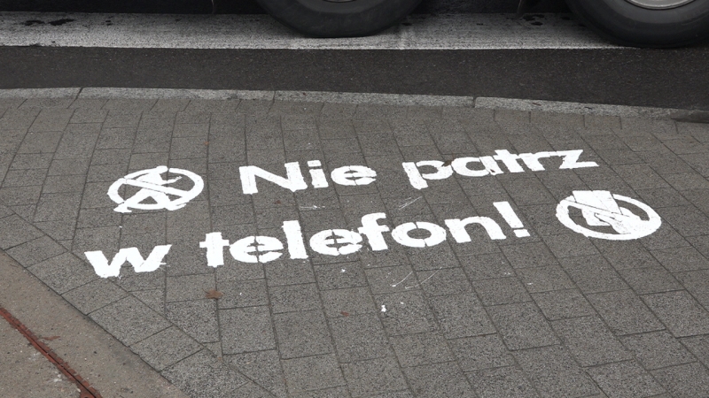 Przed przejściem chowamy telefon i włączamy myślenie. Policja apeluje do pieszych o rozsądek