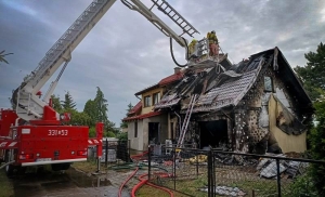 Pożar domu jednorodzinnego w Kiezmarku. Siedem zastępów straży pożarnej walczyło z ogniem!