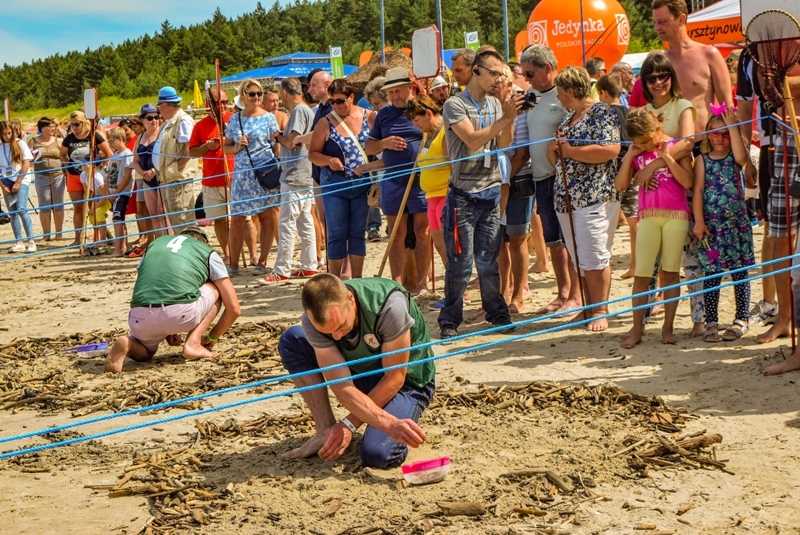 Mistrzostwa świata w poławianiu bursztynu na plaży w Jantarze 8/10 lipca 2022