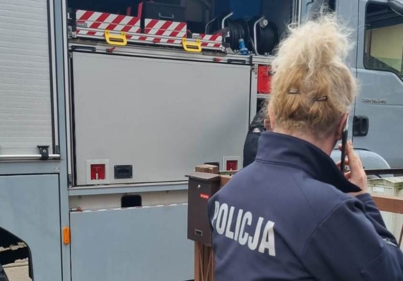 Policjanci pracowali na miejscu zdarzenia, gdzie znaleziony został materiał wybuchowy