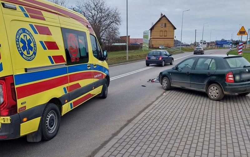 Potrącenie 16-letniej kierującej hulajnogą. Policjanci apelują o przestrzeganie przepisów ruchu drogowego.