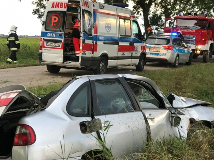 Wypadł z zakrętu, dachował i wpadł do rowu. Wypadek w Broniewie gm. Stegna.