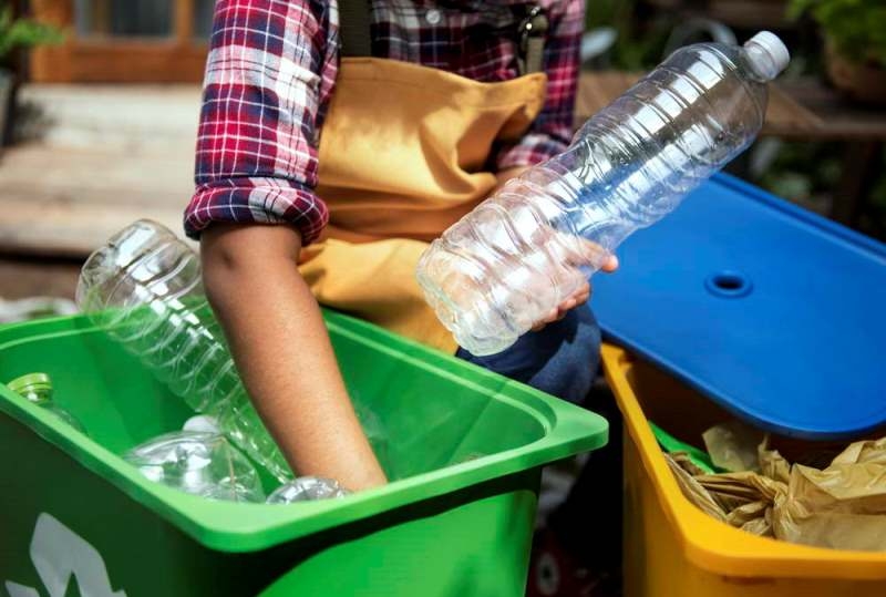 Parlament przyjmuje zmiany w przepisach o redukcji, wielokrotnym użyciu i recyklingu opakowań
