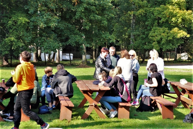 Gmina Stegna. 100 uczniów sprzątało plażę i las.