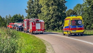 Wypadek w Tujsku na zakręcie. Zderzenie osobówki z motocyklem. Objazd przez wieś