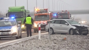 Karambol na S7. 4 auta wypadły z drogi. Szklanka na drodze.