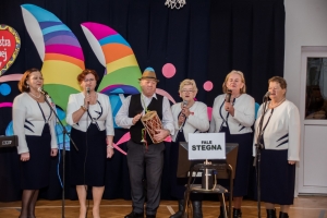 "Niech wybrzmią ostatnie kolędy” z zespołem Fale ze Stegny w bibliotece.