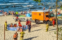 Mężczyzna zmarł na plaży w Stegnie. Służby miały utrudniony dojazd przez parawany.