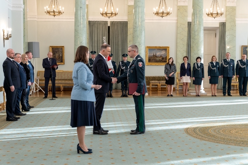 Naczelnik Pomorskiego Urzędu Celno-Skarbowego Maciej Siniarski z nominacją generalską.