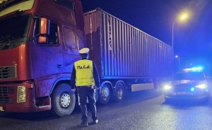 Policjantki z drogówki w Nowym Dworze Gdańskim zatrzymały 28-letniego kierowcę ciężarówki, który był pod wpływem narkotyków i miał przy sobie marihuanę.