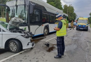 Wypadek z udziałem autobusu miejskiego i samochodu osobowego.