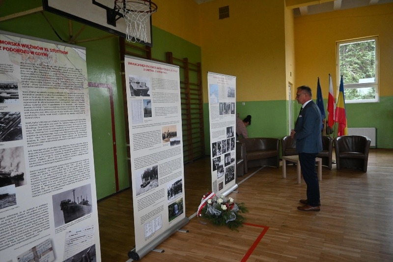 Mikoszewo. Wystawa Rejs śmierci, wykład i złożenie kwiatów w rocznicę Marszu Śmierci.