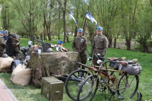 Cedry Wielkie. Spotkanie DKFiKH. Pokaz uzbrojenia z dwudziestolecia międzywojennego i film &quot;Ułani, Ułani&quot;