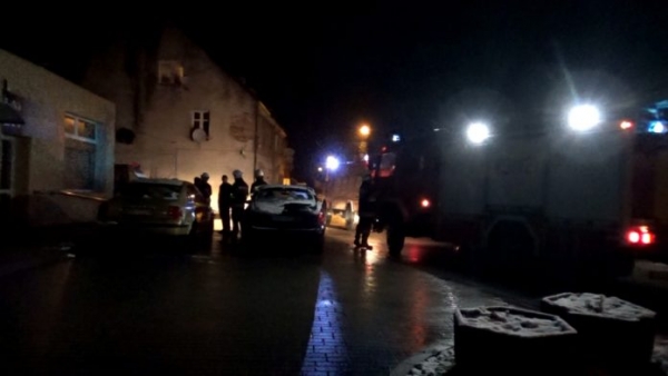 Zwodowano uszkodzoną łódź na Zalewie. Raport nowodworskich służb mundurowych.